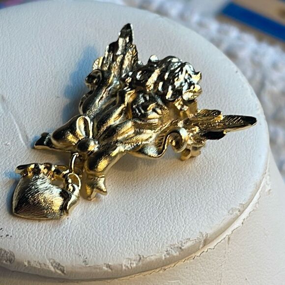 Vintage Cherub with dangle heart brooch USA stamped - Picture 2 of 8